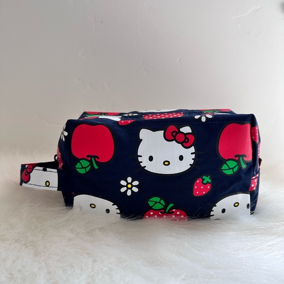 BAGGU x Hello Kitty Apple 🍎 Dopp Kit - Picture 7 of 11